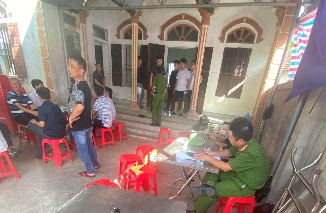 Vo tu vong, chong bi thuong nang trong can nha khoa trai hinh anh