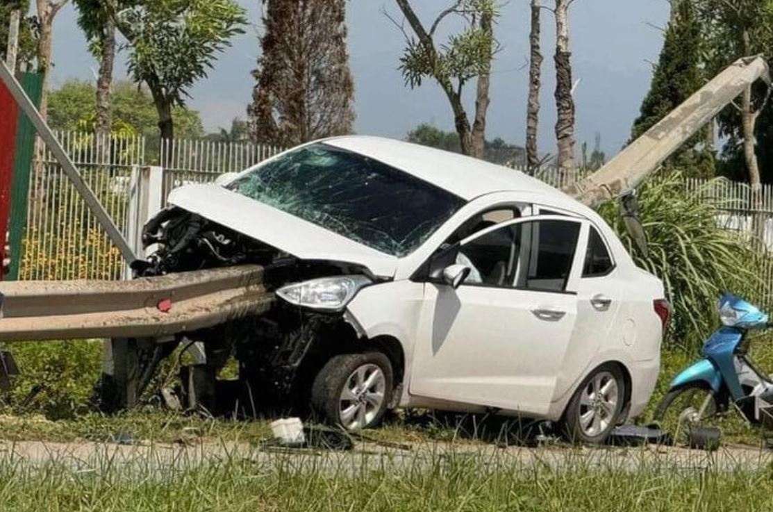 Thanh ho lan xuyen thung o to, tai xe may man thoat chet hinh anh