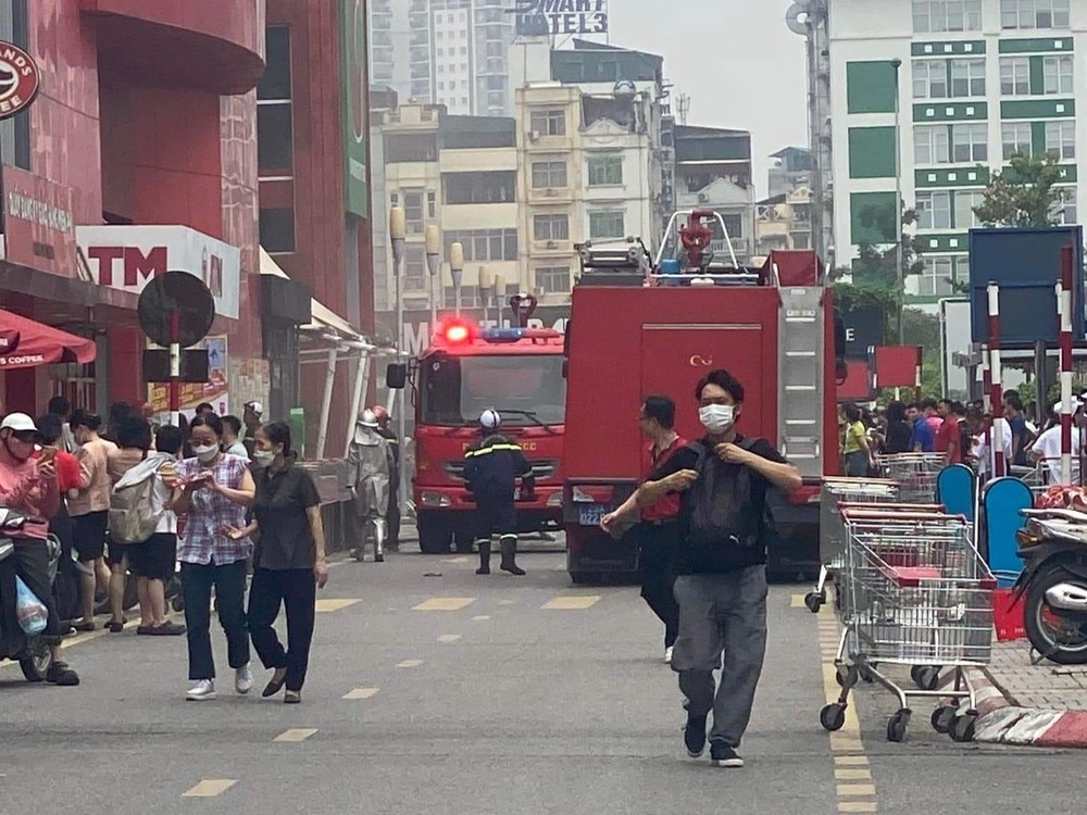 Chay o Big C Thang Long, nhieu nguoi hot hoang bo chay hinh anh