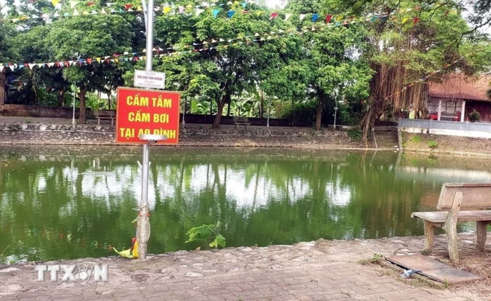 Ba tre mam non tu vong khi nga xuong ao gan nha hinh anh