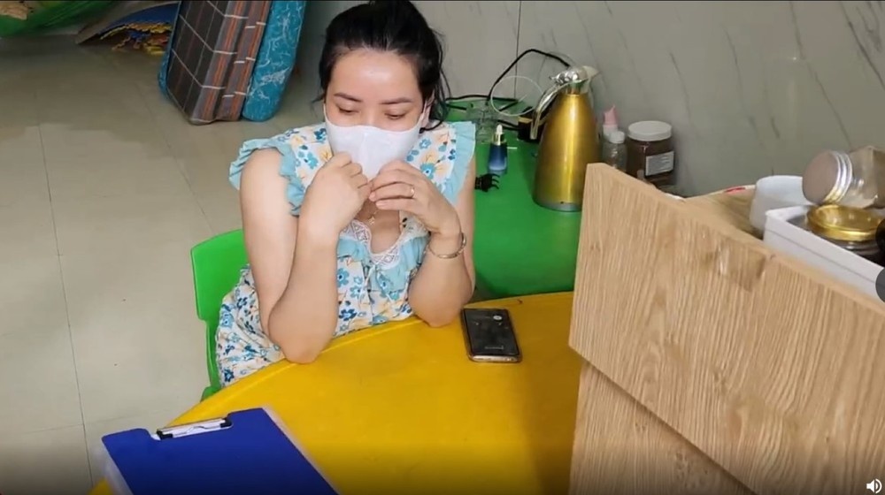 Phat chu nha tre co bao mau tat vao mat, khien be trai oa khoc hinh anh