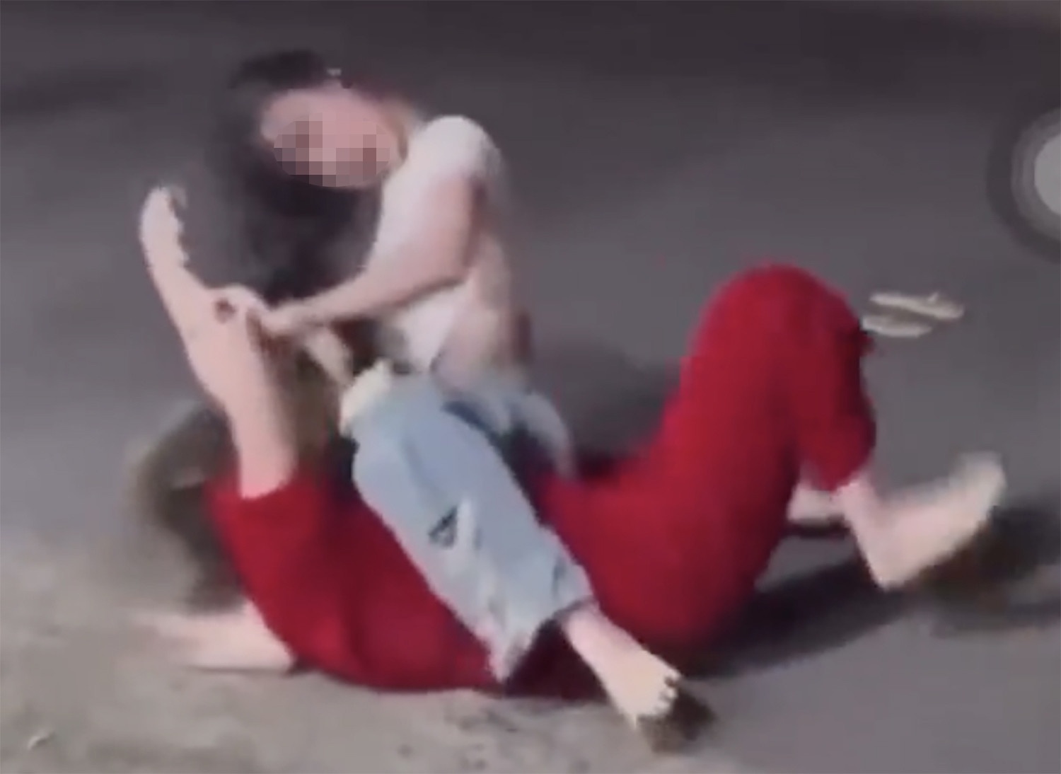 Nguyen nhan hai co gai ‘hon chien’ giua duong luc rang sang hinh anh