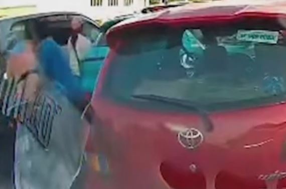 Nam tai xe dam nguoi phu nu di xe may giua duong tai TP.HCM hinh anh