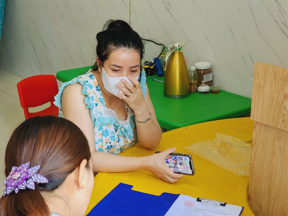 Nu bao mau 'cham tay vao ma' khien be trai oa khoc hinh anh