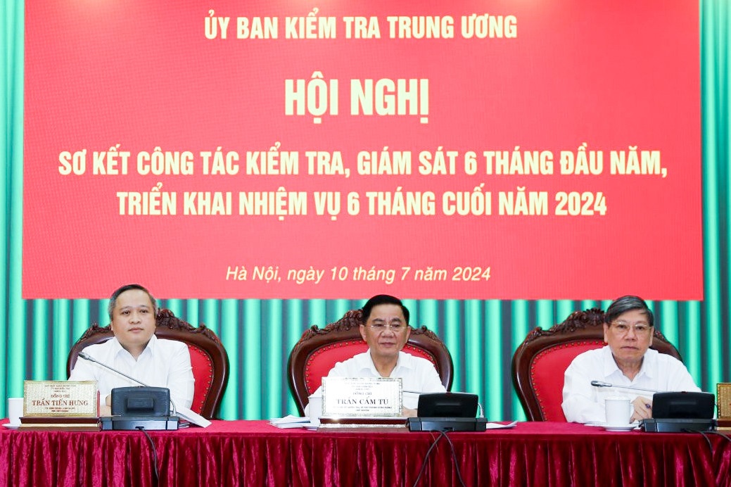 Uy ban Kiem tra Trung uong da de nghi ky luat 4 truong hop hinh anh