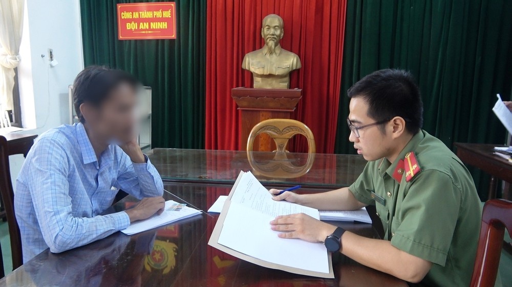 Phat nguoi dan ong dang tin xuc pham can bo phuong o Hue hinh anh