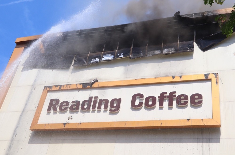 Khach uong ca phe chay hoang loan khi quan boc chay hinh anh