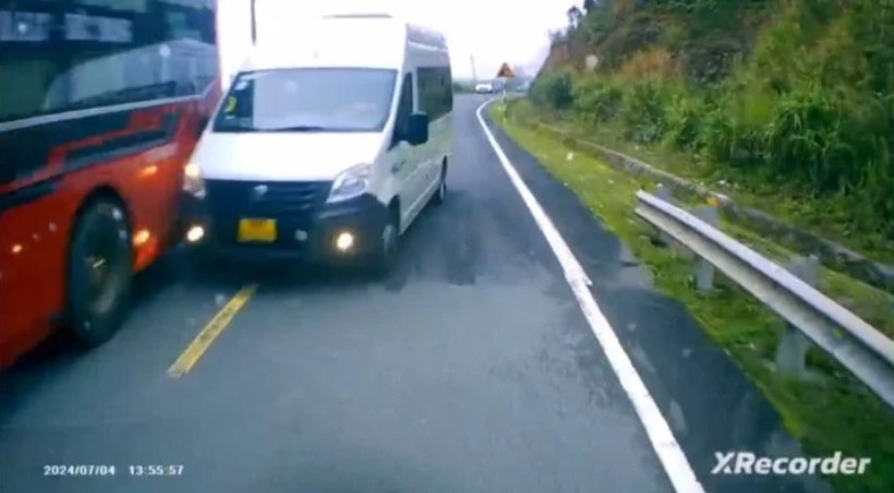 Xu phat tai xe xe khach vuot au, gay tai nan tren deo Khanh Le hinh anh