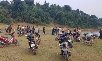 Thi the hai nu sinh dat vao bo bien Thanh Hoa luc dem toi hinh anh