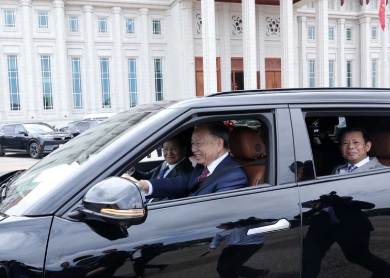 Chu tich nuoc trao tang VinFast VF9 cho Tong Bi thu, Chu tich nuoc Lao hinh anh