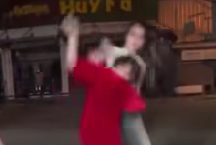 Xac minh clip hai co gai ‘hon chien’ giua duong luc rang sang hinh anh