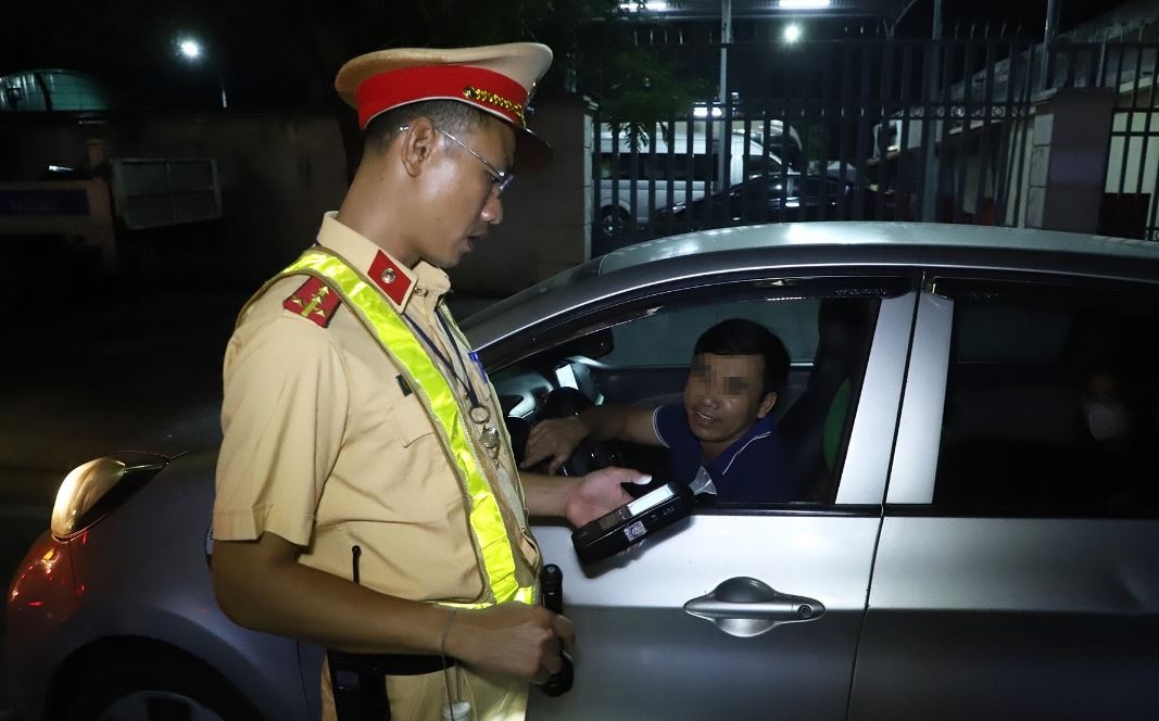 Vi pham nong do con, tai xe noi an mung tuyen Anh vao chung ket EURO hinh anh