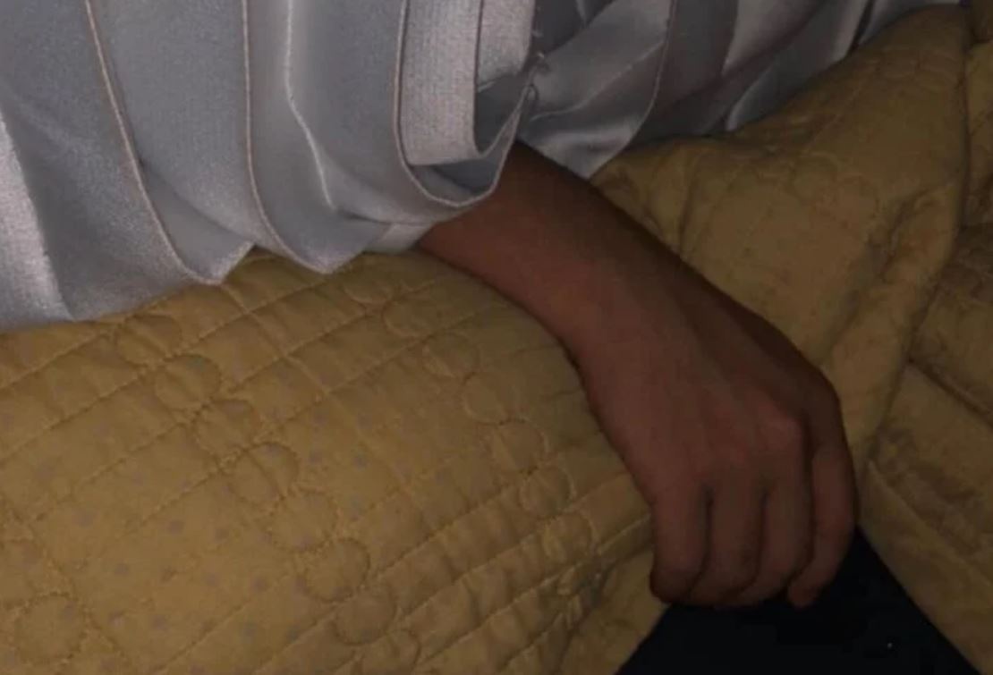 Di xe khach, co gai tre bi phu xe sam so hinh anh