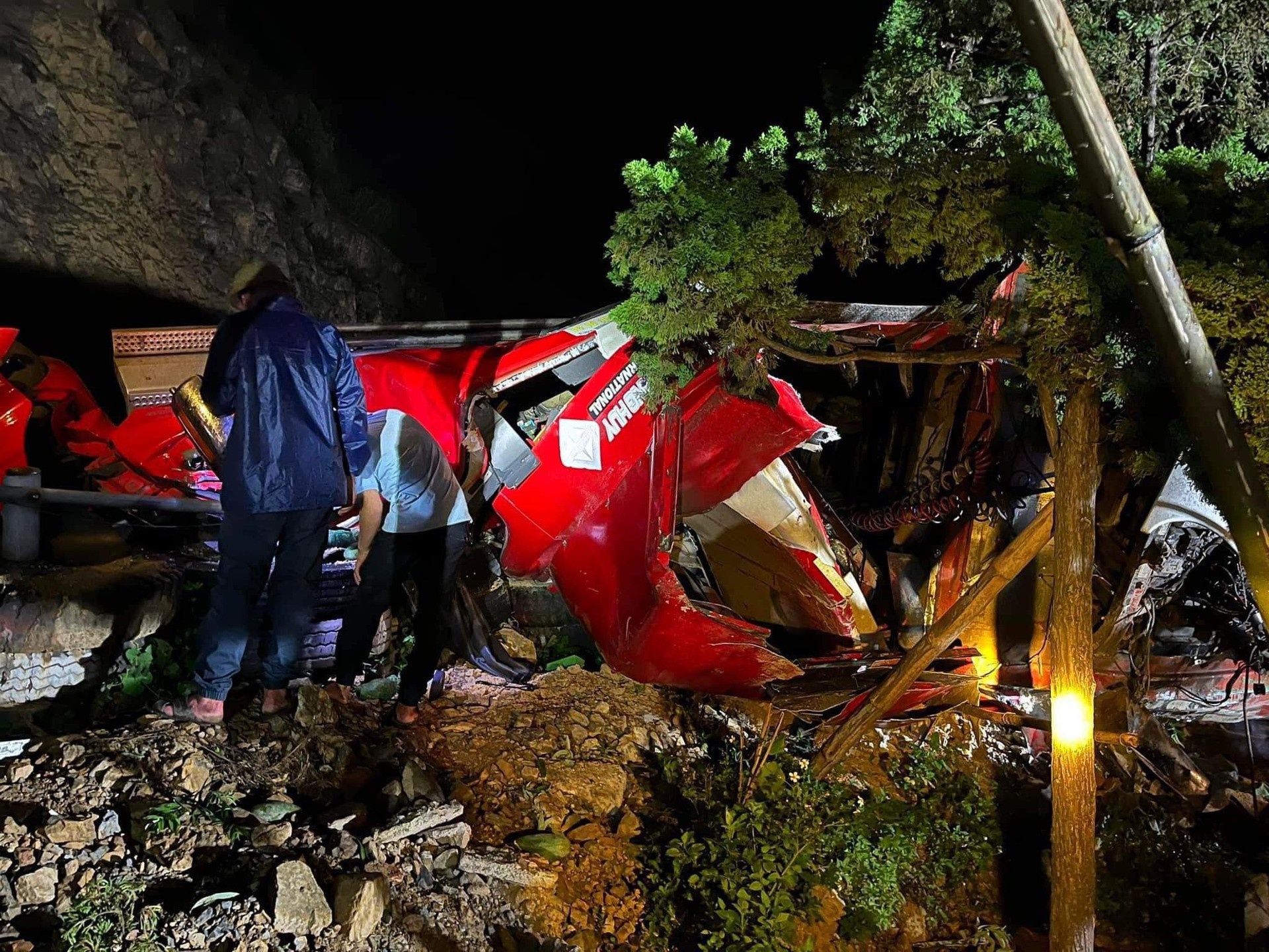 Xe dau keo vo nat, tai xe tu vong o Hoa Binh hinh anh