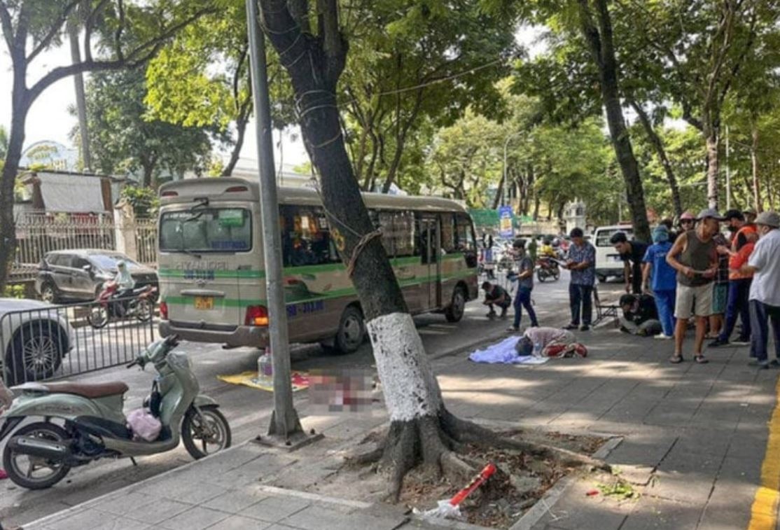 Xe may va cham oto khach tren pho Ha Noi, mot chau be tu vong hinh anh