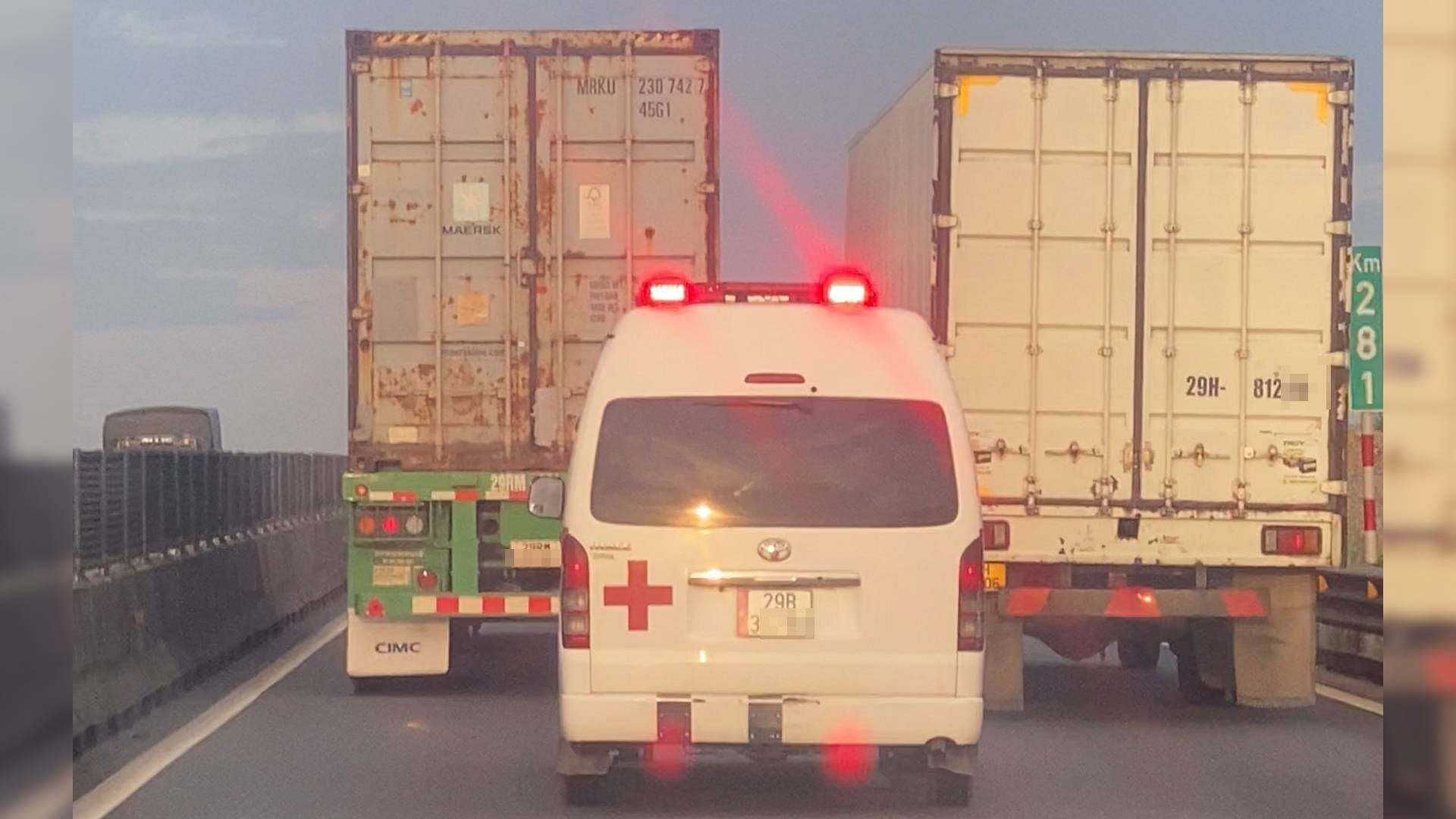 Hai oto chan duong xe cuu thuong tren cao toc hinh anh