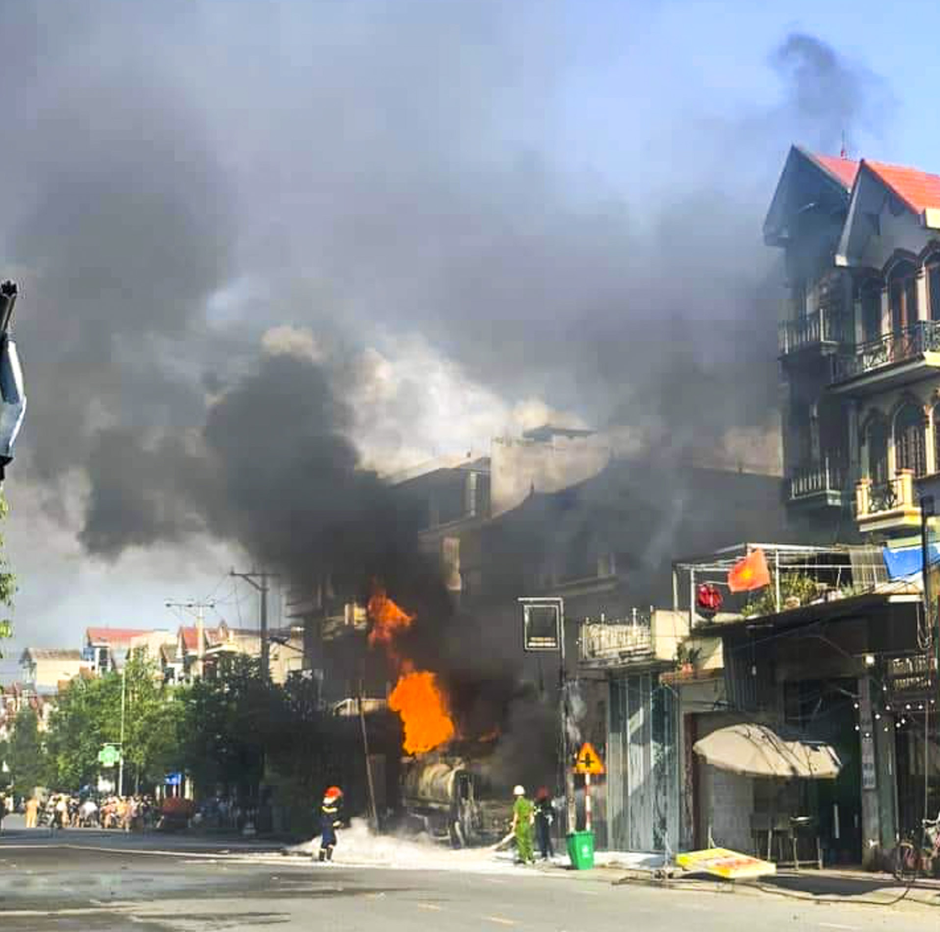 Xe bon boc chay anh 1