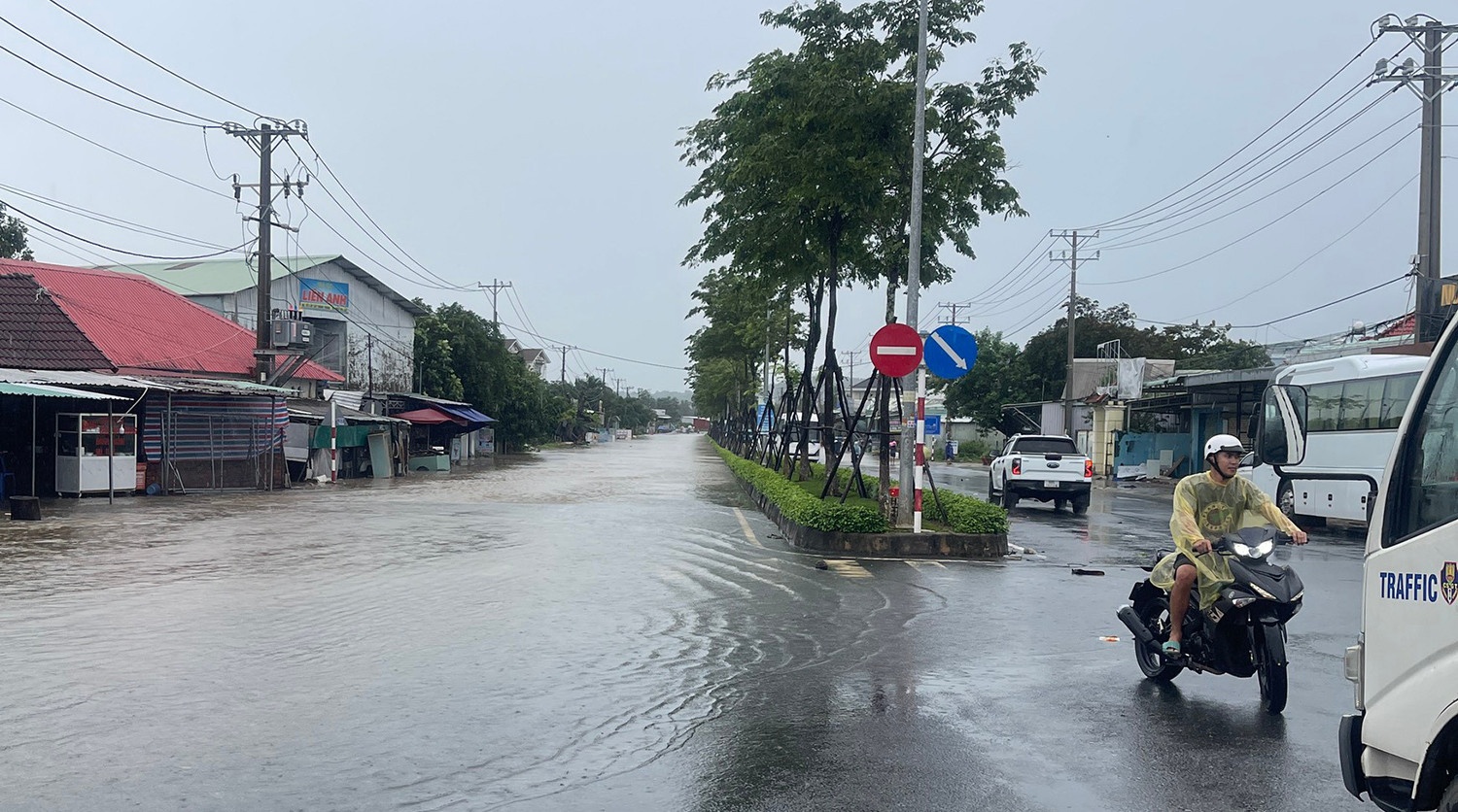 Tau dung hoat dong, du khach mac ket tren dao Phu Quoc hinh anh