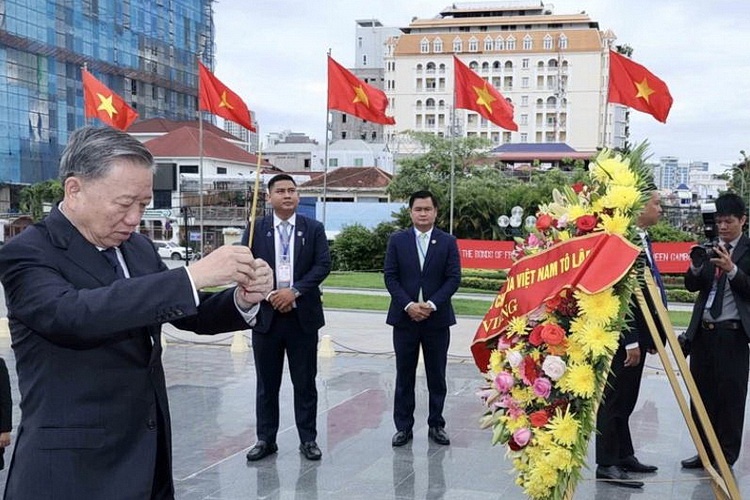 Chu tich nuoc dat vong hoa tai Dai Huu nghi Viet Nam - Campuchia hinh anh