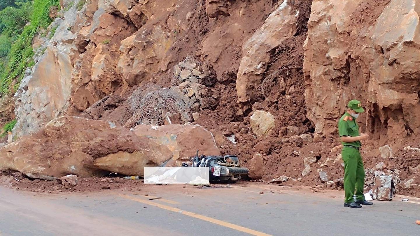 Xe may dam vao dat da sat lo o Son La, tai xe tu vong hinh anh