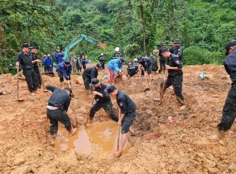 Canh sat ke 13 gio kiem tim su song giua hang nghin m3 dat o Ha Giang hinh anh