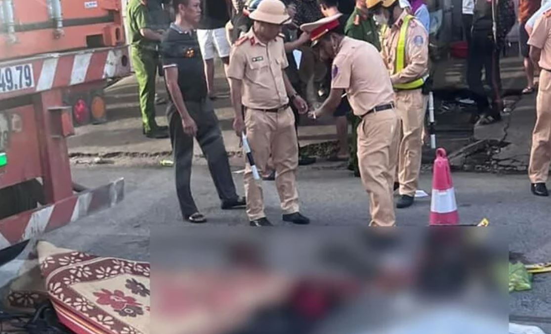 Va cham xe container, hai thieu nien di xe may dien tu vong hinh anh