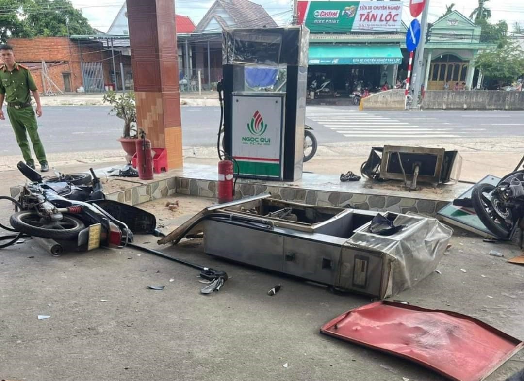 Xe may cho ba phong thang vao cay xang o Tay Ninh hinh anh