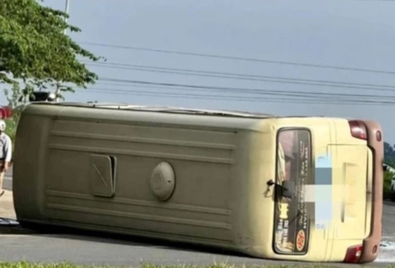 Xe tai va cham voi oto 30 cho, nhieu nguoi bi thuong o Vinh Phuc hinh anh