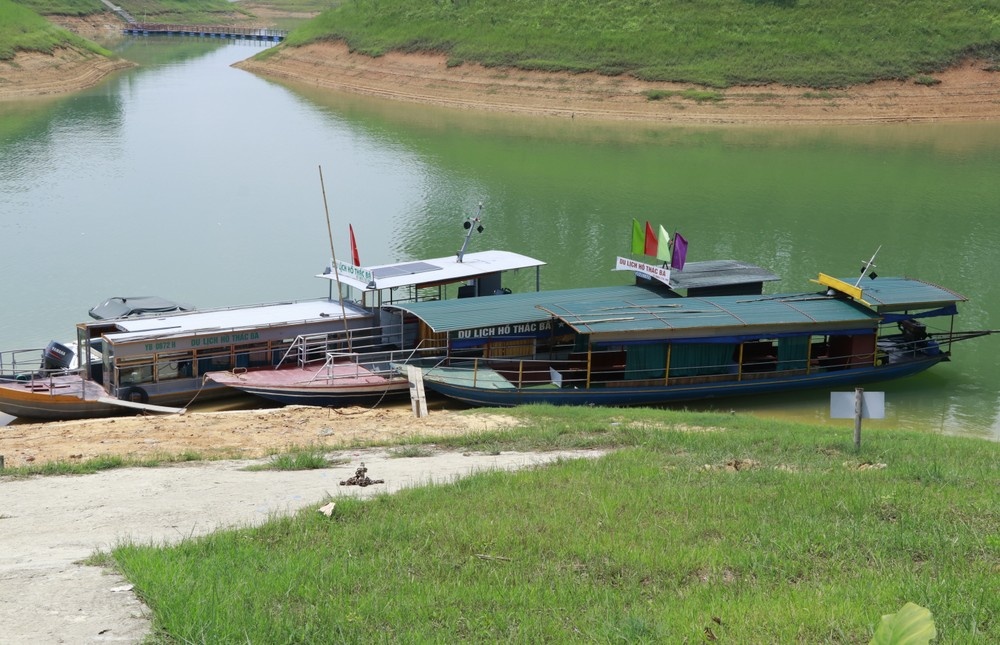 Nu du khach tu vong khi choi mo to nuoc tren ho Thac Ba hinh anh
