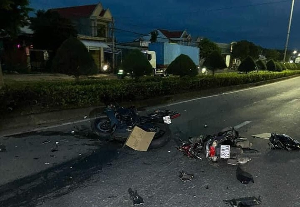 Xe phan khoi lon tong xe may chay nguoc chieu, 2 me con tu vong hinh anh