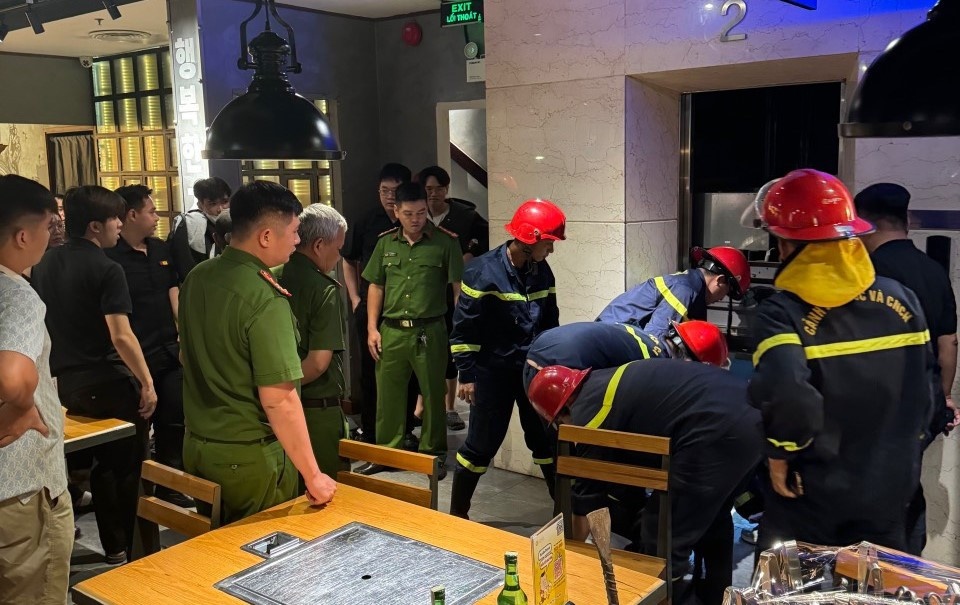 Cong an giai cuu 9 nguoi mac ket trong thang may nha hang o TP.HCM hinh anh