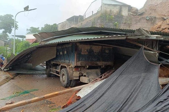 Dat da sat lo de sap nha dan o Ha Giang hinh anh