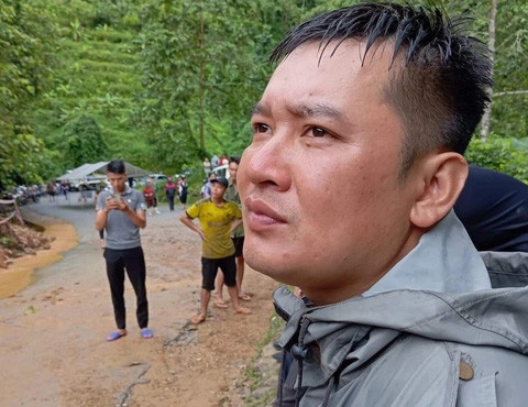 Nguoi dan ong ke phut giai cuu be gai dung khoc giua diem sat lo hinh anh