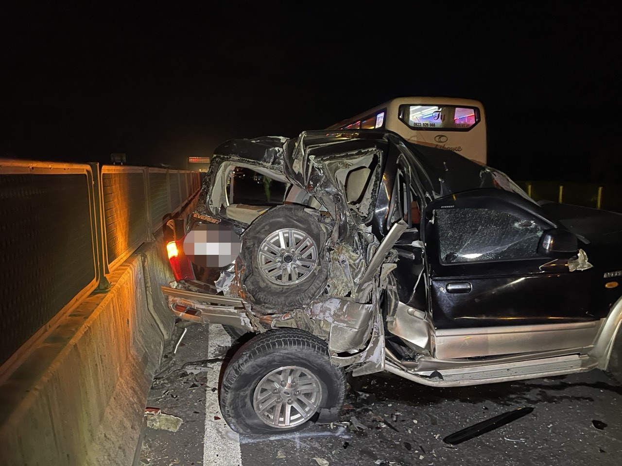 Tai nan tren cao toc Trung Luong - My Thuan, 3 nguoi tu vong hinh anh