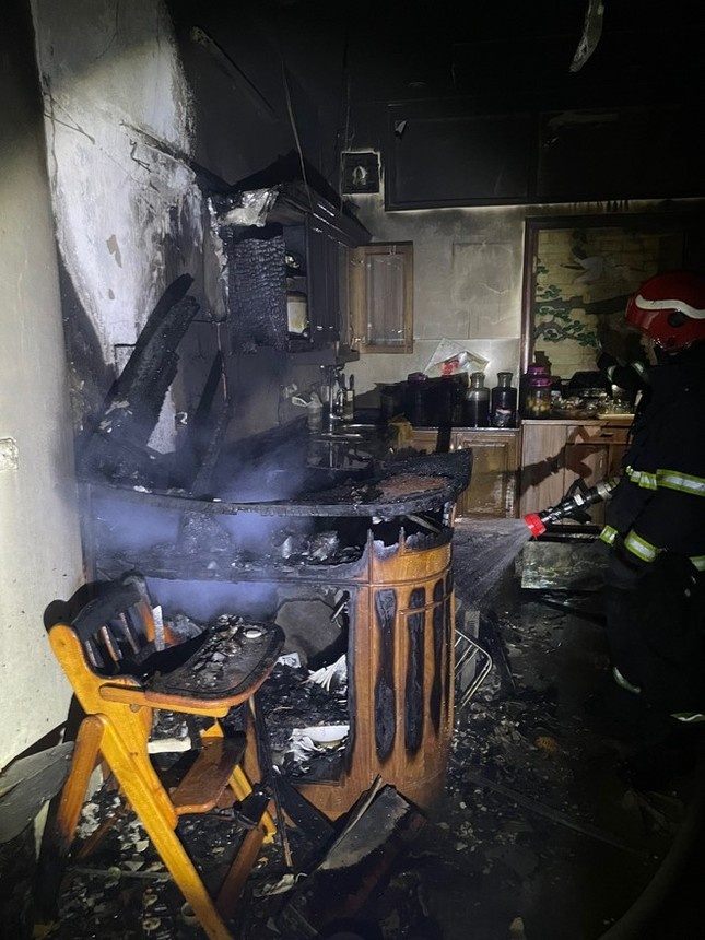 Canh sat giai cuu ong lao mac ket trong dam chay o Ha Noi hinh anh