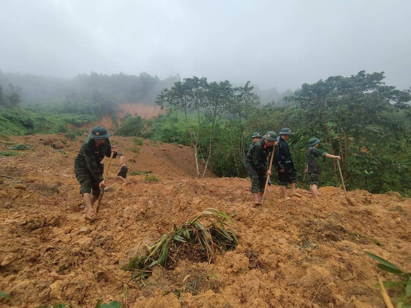 Tim thay thi the thu 11 trong vu sat lo dat lap xe khach o Ha Giang hinh anh