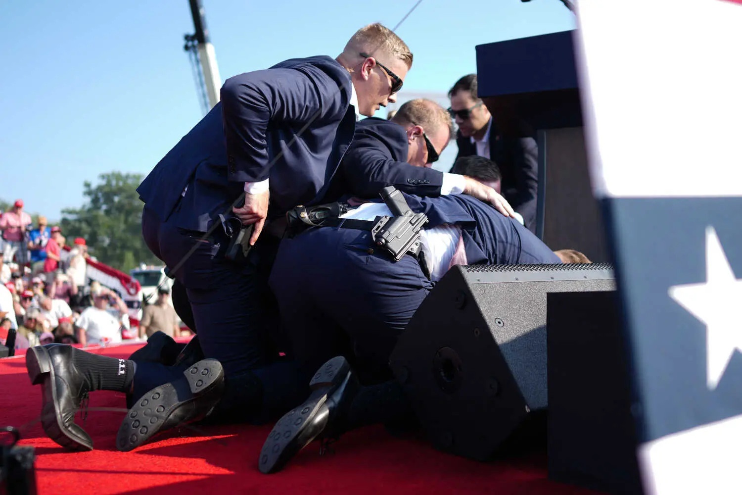 Ong Trump noi bi ban vao tai hinh anh