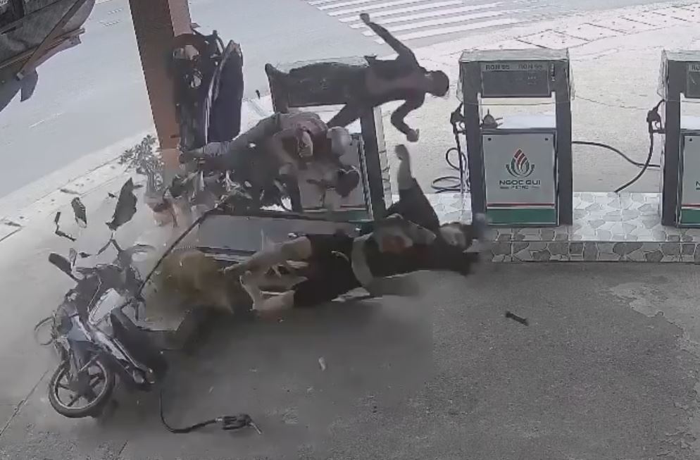 Khoanh khac xe may cho 3 phong thang vao cay xang hinh anh