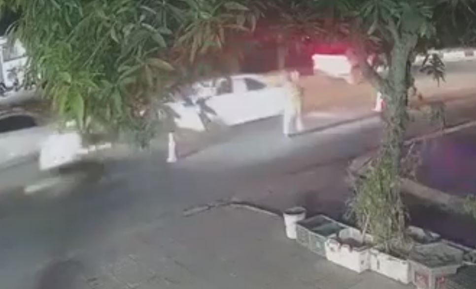 Khoanh khac canh sat giao thong bi tong tai chot do nong do con hinh anh