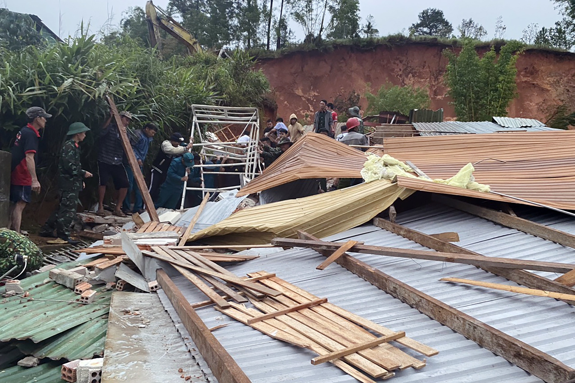 Mot phu nu tu vong, chong va con chay thoat trong sat lo tai Lam Dong hinh anh