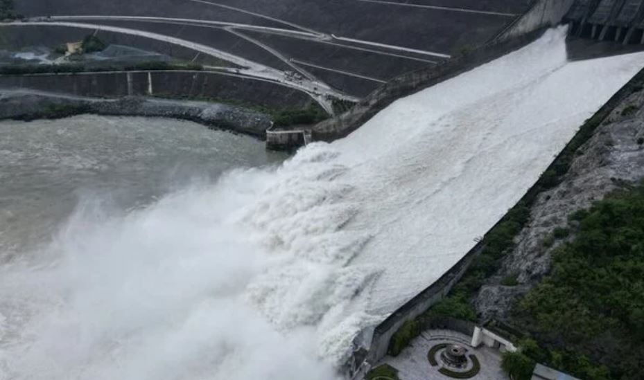 Ho thuy dien Hoa Binh va Tuyen Quang mo cua xa day chieu nay hinh anh