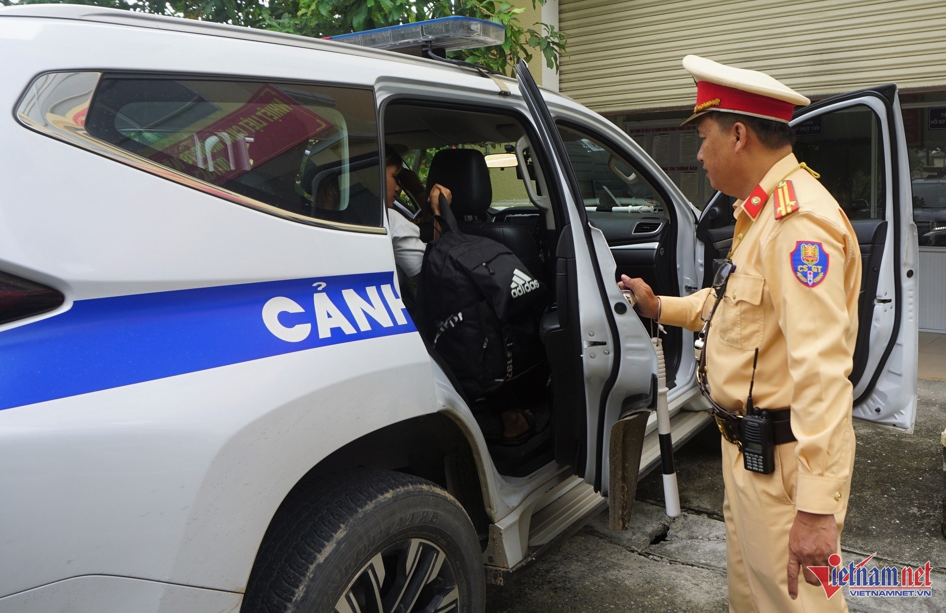 Vo chong di bo anh 1