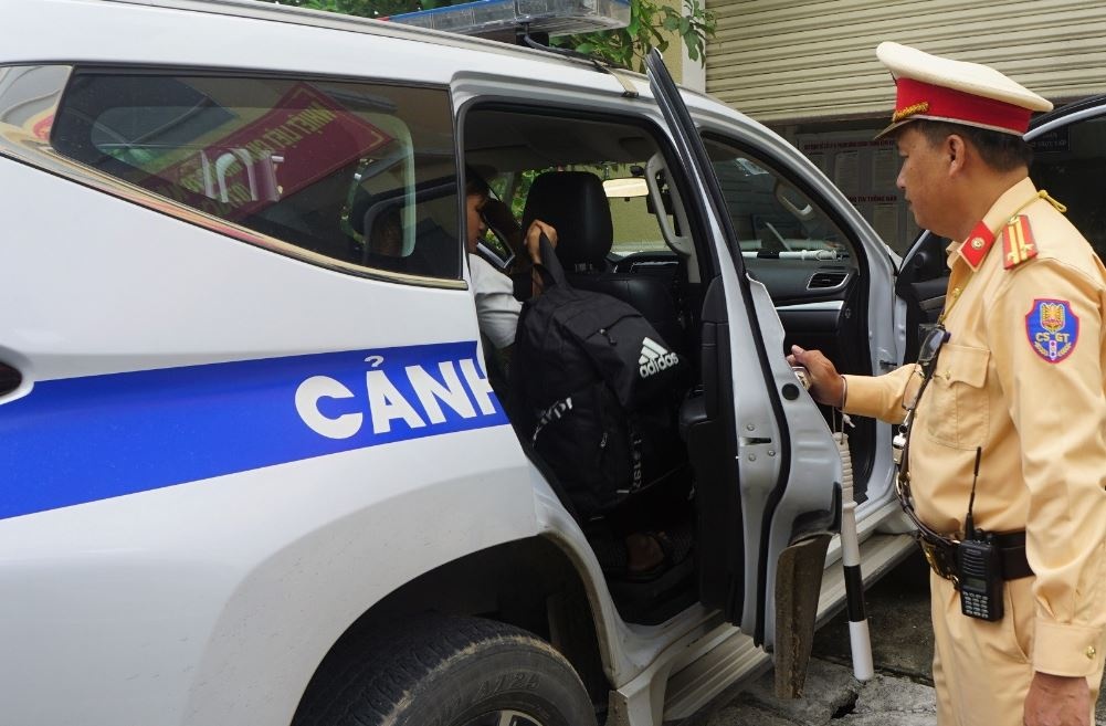 Chu khong tra luong, vo chong om con 9 thang tuoi di bo ve que hinh anh