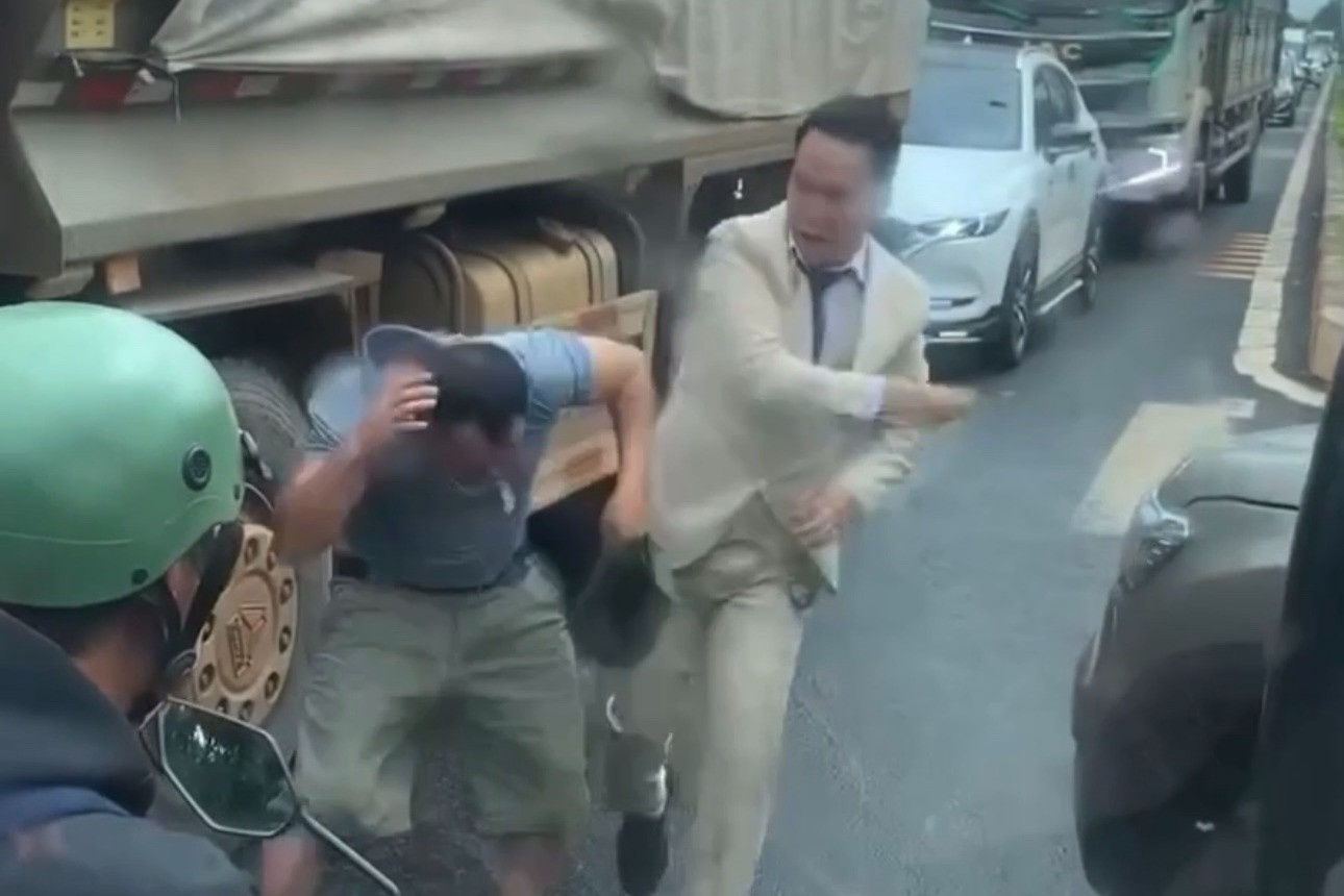 Dung lai hien truong vu chu re danh tai xe xe ben hinh anh