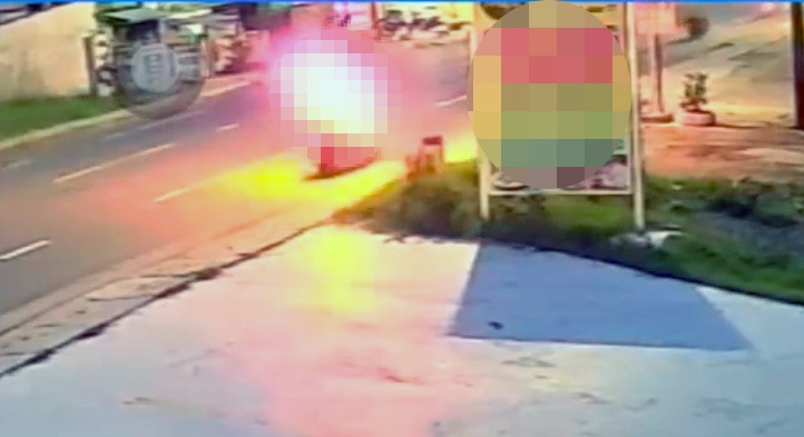 Nguoi phu nu dung xe giua duong roi bat ngo boc chay hinh anh