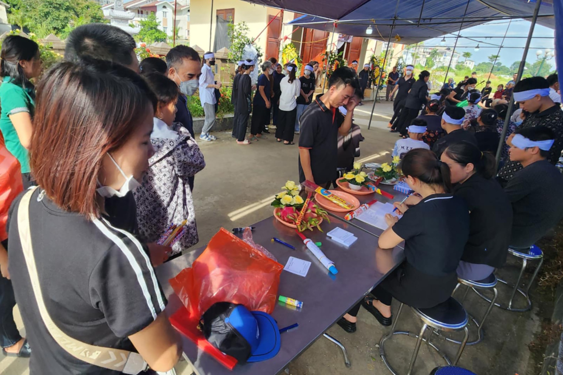 Ba noi nga quy khi nhan thi the con chau vu tai nan o Hoai Duc hinh anh