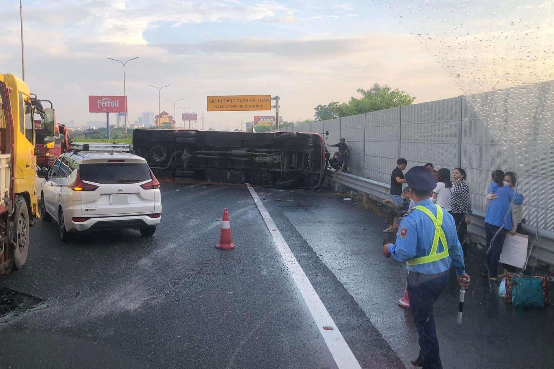 O to khach lat, chan ngang cao toc Phap Van - Cau Gie hinh anh