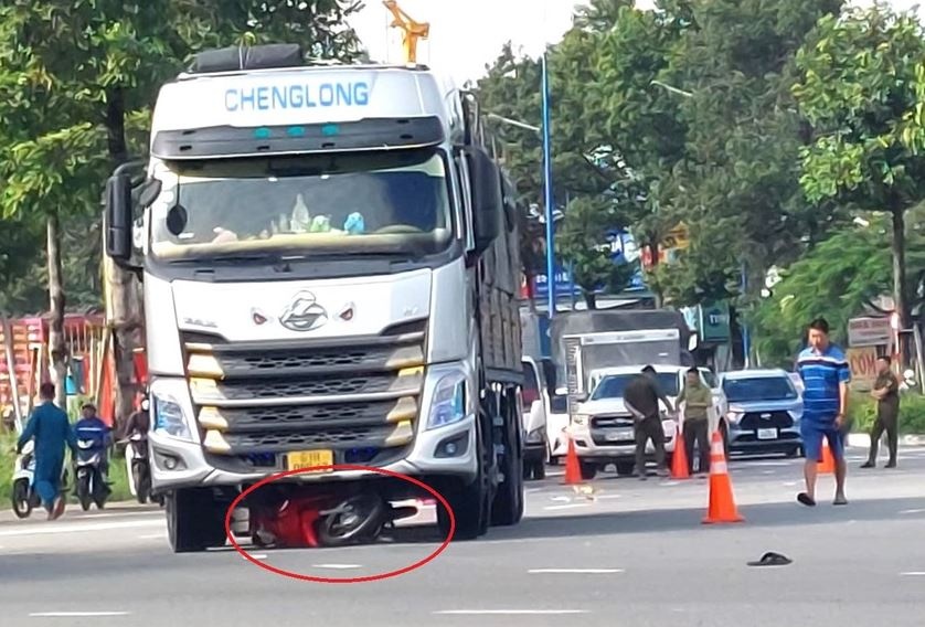 Cu ong 82 tuoi bi keo le duoi gam xe tai o Binh Duong hinh anh