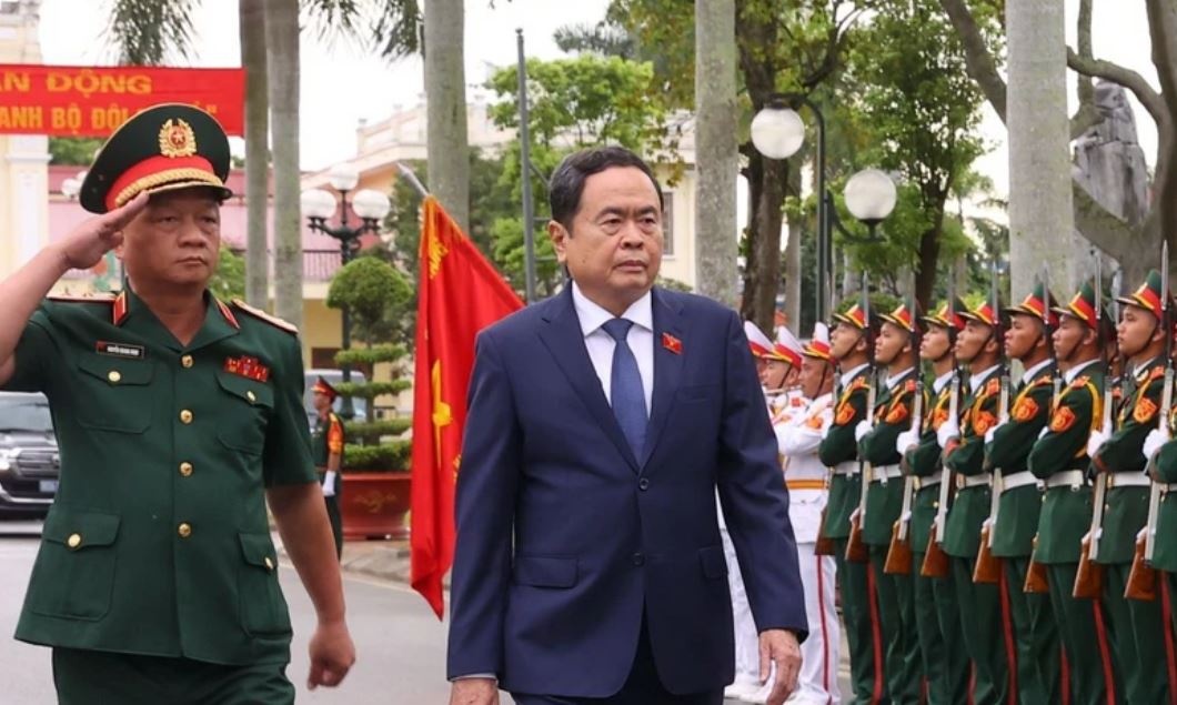 Chu tich Quoc hoi tham va lam viec tai Bo Tu lenh Quan khu 3 hinh anh