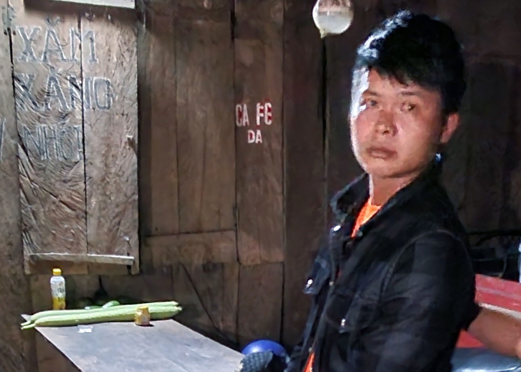 Be gai 15 tuoi quay video bien so xe, to giac ga dan ong xam hai minh hinh anh